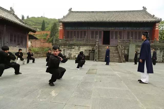 武当武术夏令营陈师行道长致辞,武当道长陈师行20米高空跳下