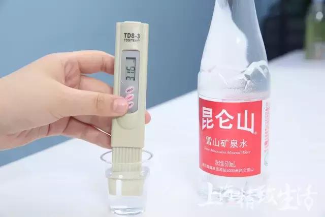 为这篇矿泉水测评,我们误了24小时的飞机,20瓶水,拿去不谢