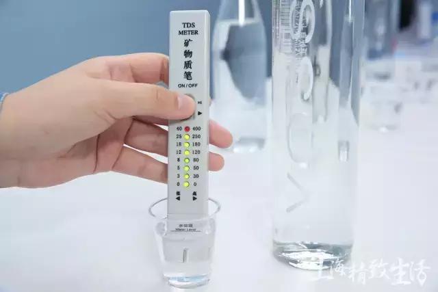 为这篇矿泉水测评,我们误了24小时的飞机,20瓶水,拿去不谢
