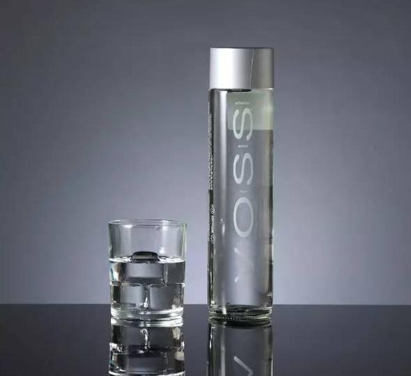 进口矿泉水王思聪,王思聪依云矿泉水