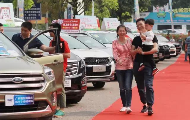 据说这个车展被上千名小屁孩占领了