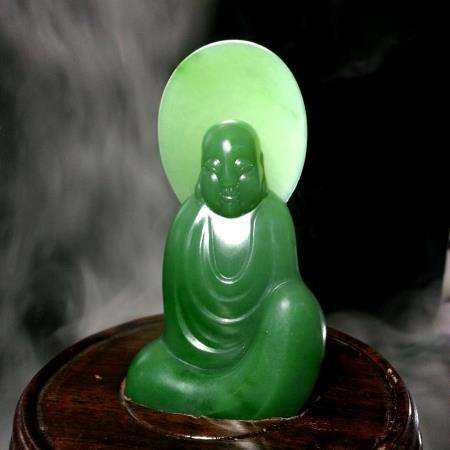 半目微睁,佛像的玉饰为何看似闭着眼睛?