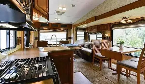 四川房车露营,川藏线上最火的房车露营基地