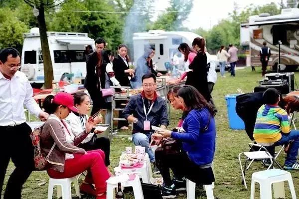 四川房车露营,川藏线上最火的房车露营基地