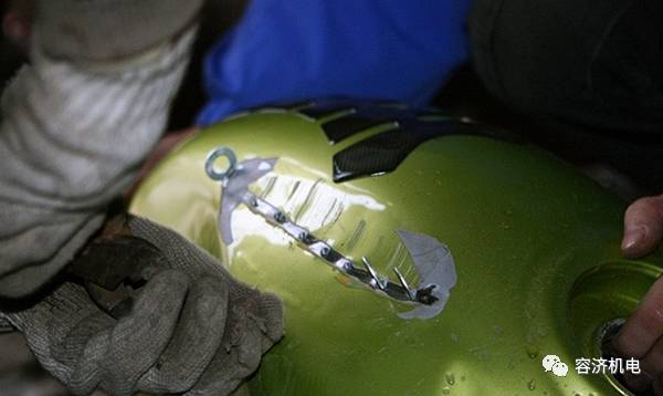 摩托车油箱凹了怎么修复,摩托车油箱凹陷如何处理