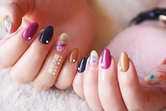 指甲出现白点什么症状,指甲被真菌感染会出现哪些症状