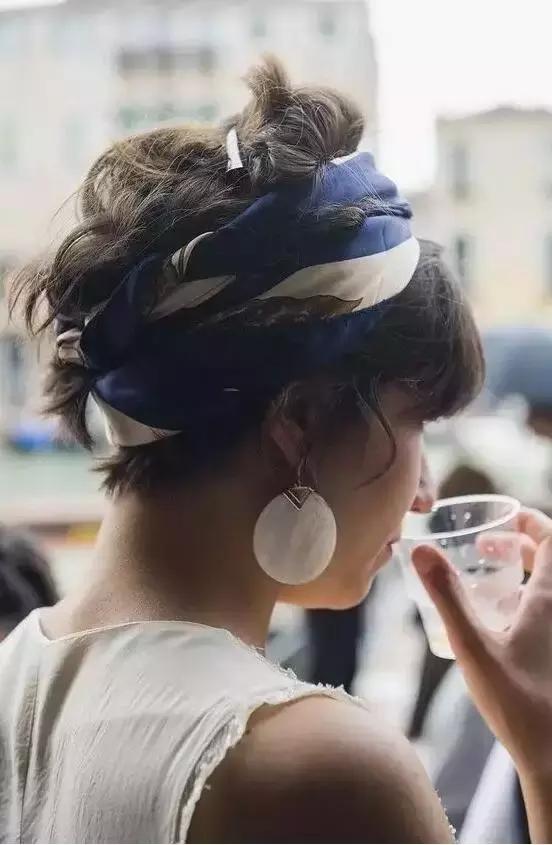 夏天丝巾系法大全,夏天长方形丝巾搭白衬衫的系法