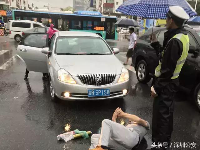 突降暴雨交警蜀黍都在忙些啥,天降暴雨交警视频
