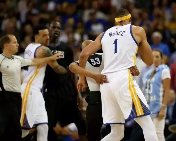 被“五大囧”摧毁的篮球人生,他真的是个脑残吗?