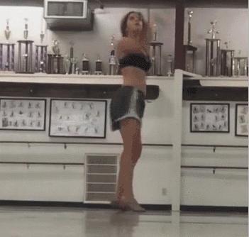 美女你这身材,玩这个动作是不是太危险了