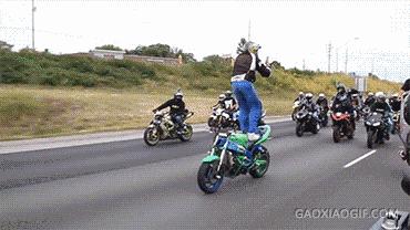 美女你这身材,玩这个动作是不是太危险了