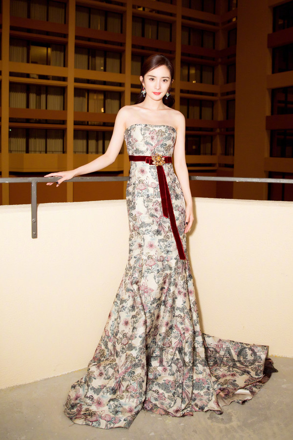 要美也要暖近期明星穿搭总结,今年流行的明星初秋穿搭