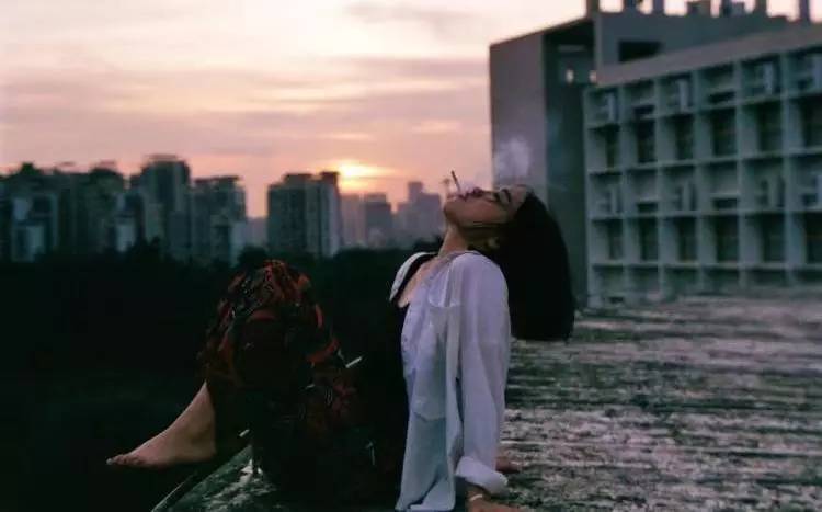 她们为别人穿的衣服，最后都一件一件脱了下来