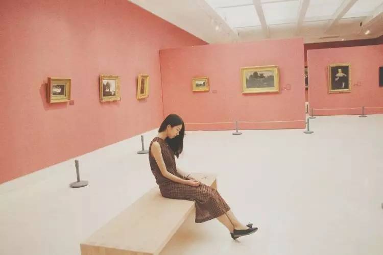 她们为别人穿的衣服，最后都一件一件脱了下来