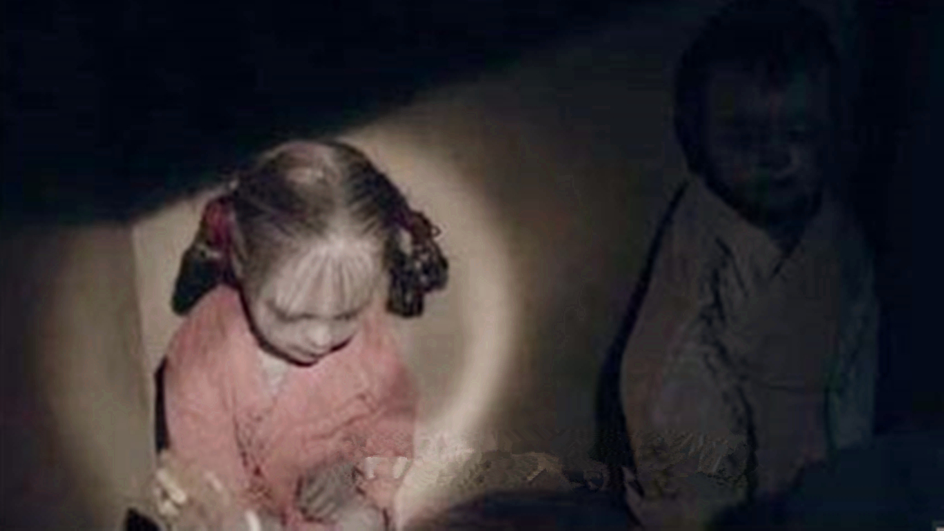 一对老夫妻捡了一口棺材板,带回家后,夫妻两人相继毙命无一幸免