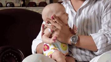 产科护士拍嗝手法,护士怎么给新生儿拍嗝