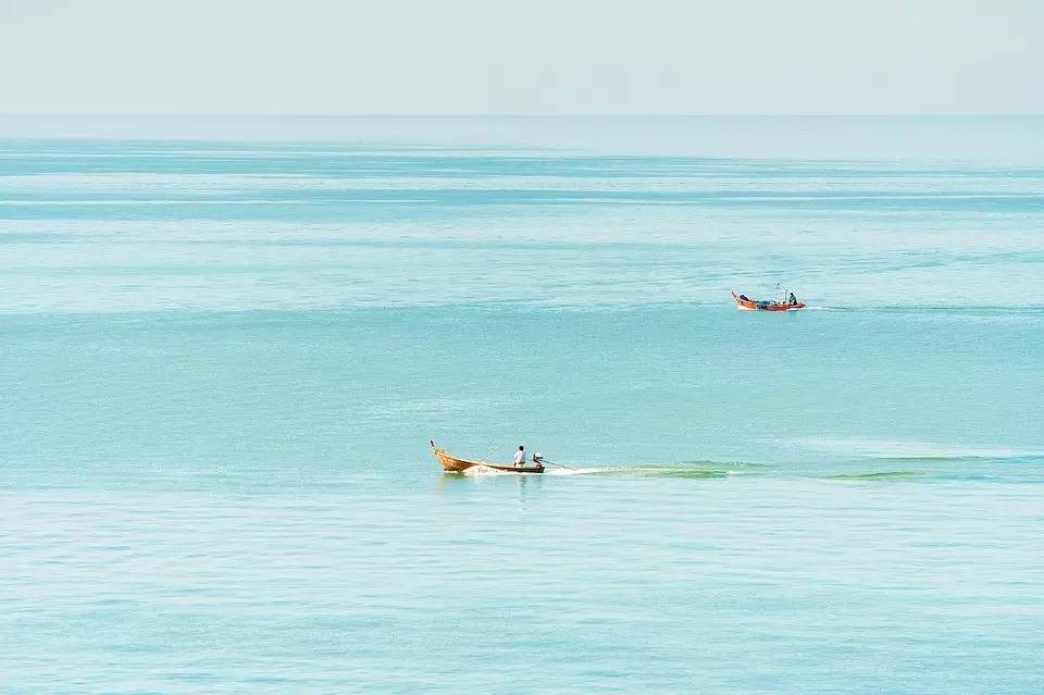 再多的情话都不如你在身边,所有动听的情话都不及身边的陪伴