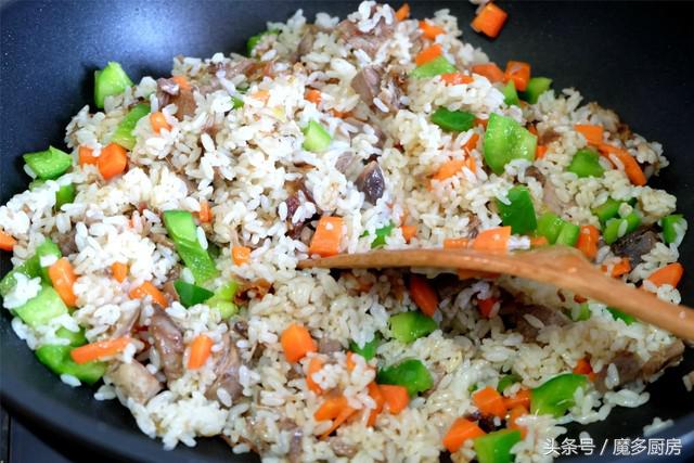 点了份烤全羊没吃完,打包回家配上剩米饭再加工一下,味道好极了