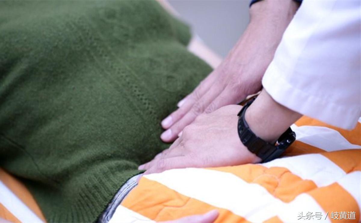 年轻女子突然腹痛,医生怀疑1种病,处理不好可能会要命