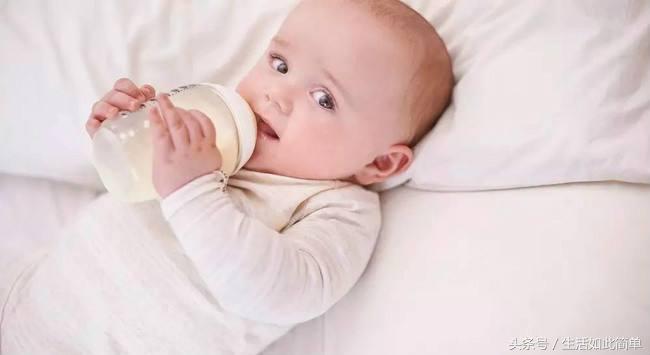 怎样告诉宝宝不能随便喝 (家长再也别给孩子喝这些东西了)