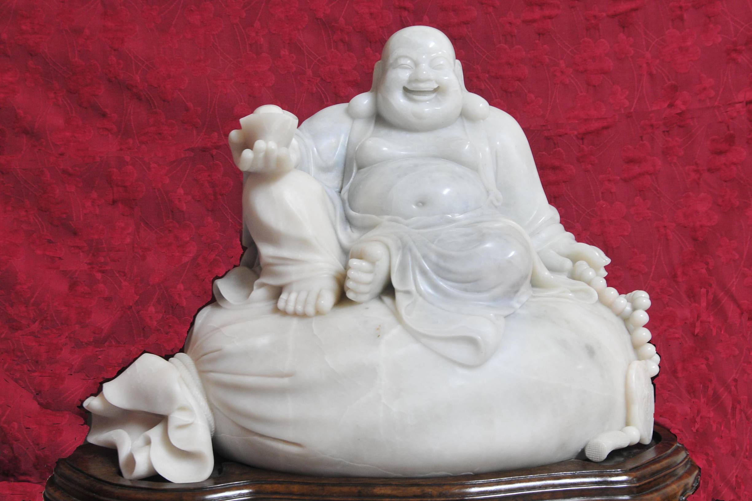 半目微睁,佛像的玉饰为何看似闭着眼睛?