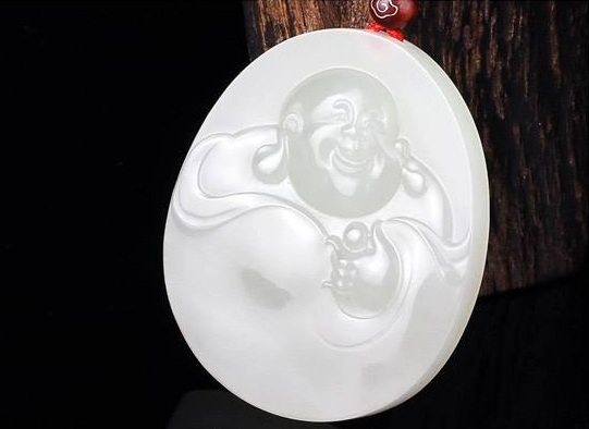 半目微睁,佛像的玉饰为何看似闭着眼睛?