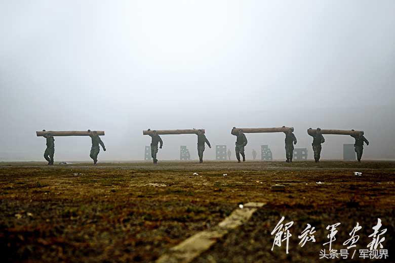 特警的超燃瞬间,特警火力压制震撼场面