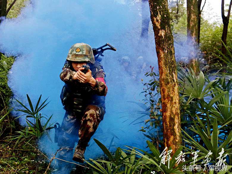 特警的超燃瞬间,特警火力压制震撼场面