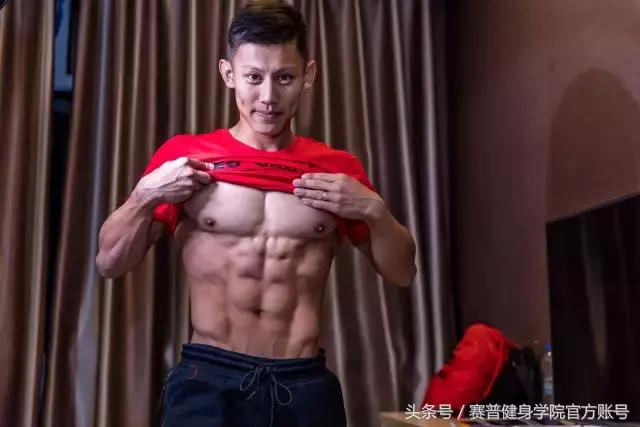 别人羡慕他的八块腹肌，而他的追求不止于此……