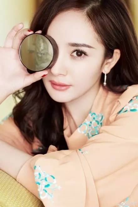 杨幂脸和手臂全涂了粉底,杨幂迪丽热巴看了都心动