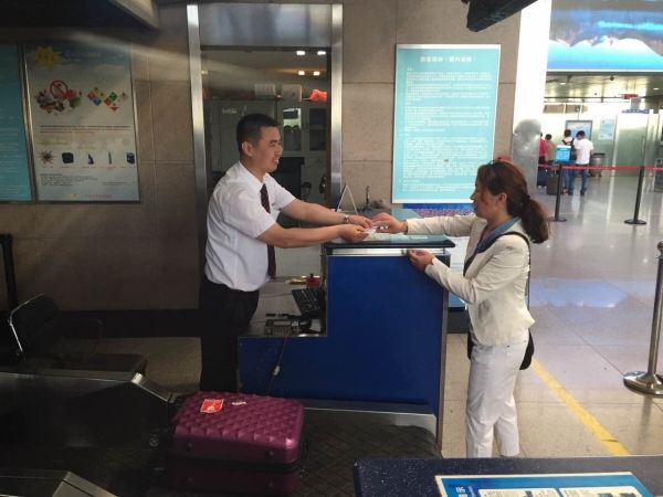 山航烟台地服,山航地勤制服红色