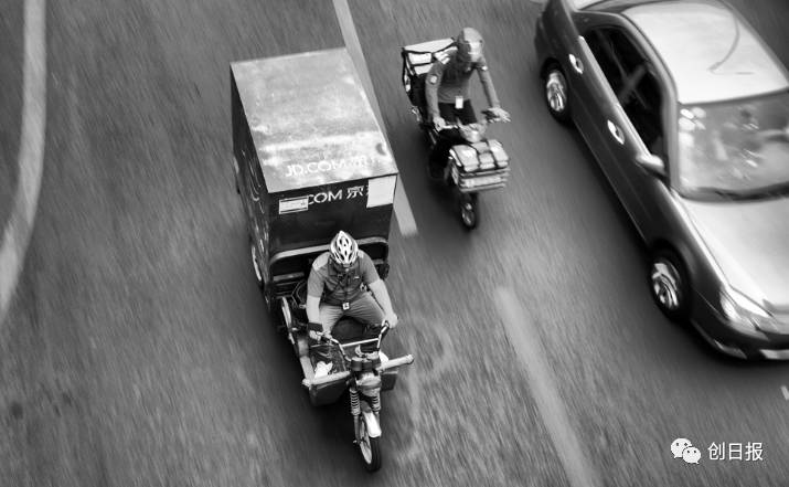 刘强东点名快递小哥月入8万,刘强东说给快递小哥工资翻倍