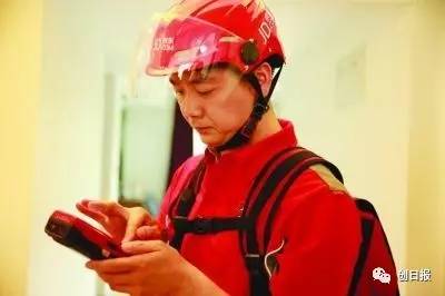 刘强东点名快递小哥月入8万,刘强东说给快递小哥工资翻倍