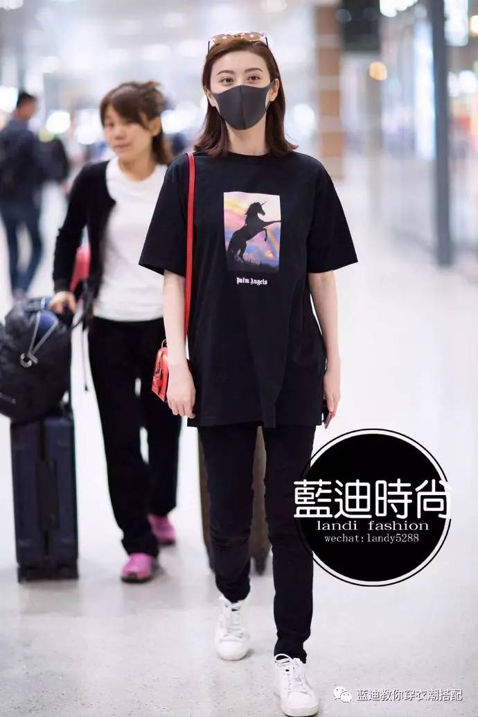 李宇春景甜机场街拍,李宇春吊带裤穿搭图片