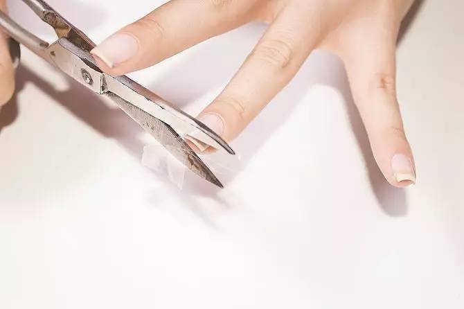 指甲从根部断裂去除断甲,指甲断裂在家自己怎么修补
