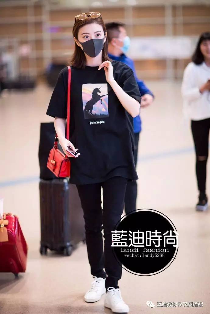 李宇春景甜机场街拍,李宇春吊带裤穿搭图片