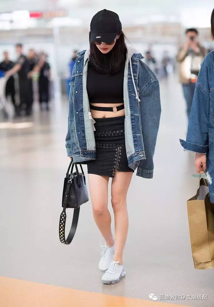 李宇春景甜机场街拍,李宇春吊带裤穿搭图片