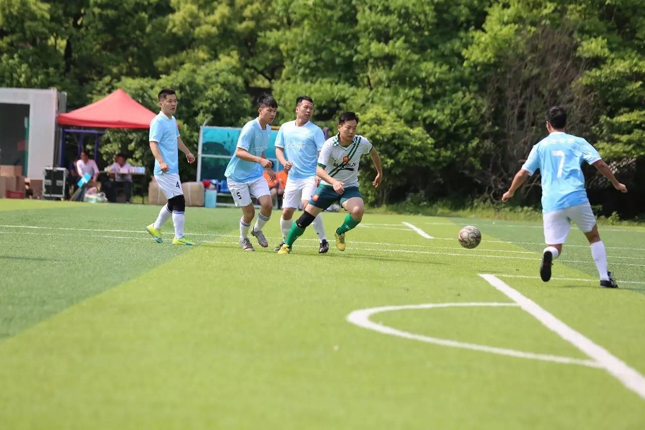 他们上演了一场杭州版实况足球，用爱搭起希望的桥梁！