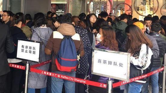 入口几分钟排队三小时网红店铺生意这么火其实全靠托儿？