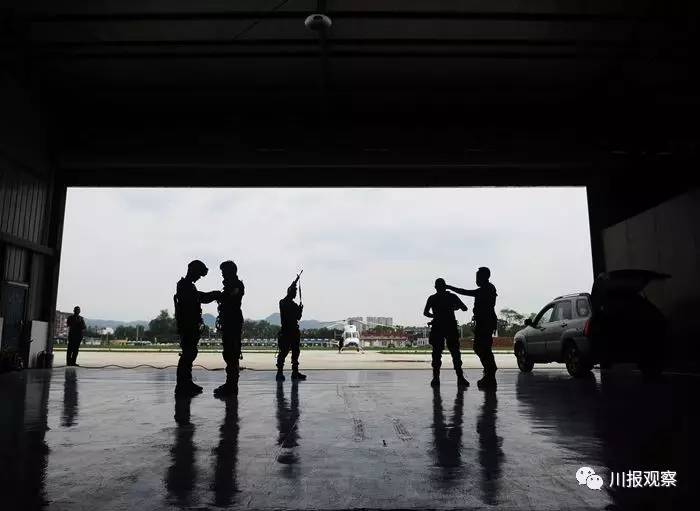 帅炸！五一小长假成都警方空中巡逻，川观君坐直升机亲历空中安保