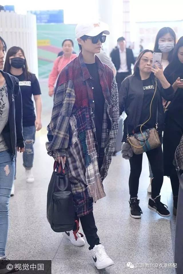 李宇春景甜机场街拍,李宇春吊带裤穿搭图片