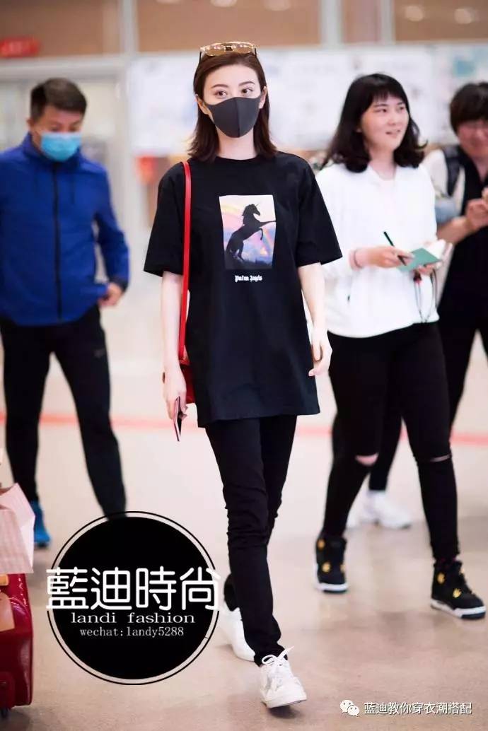 李宇春景甜机场街拍,李宇春吊带裤穿搭图片