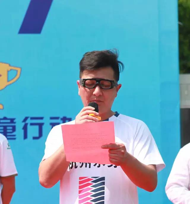 他们上演了一场杭州版实况足球，用爱搭起希望的桥梁！