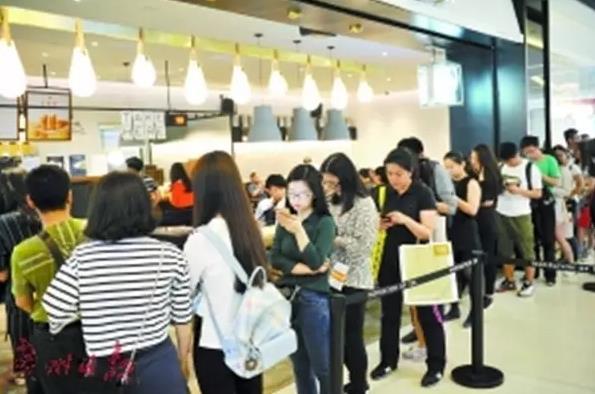 入口几分钟排队三小时网红店铺生意这么火其实全靠托儿？