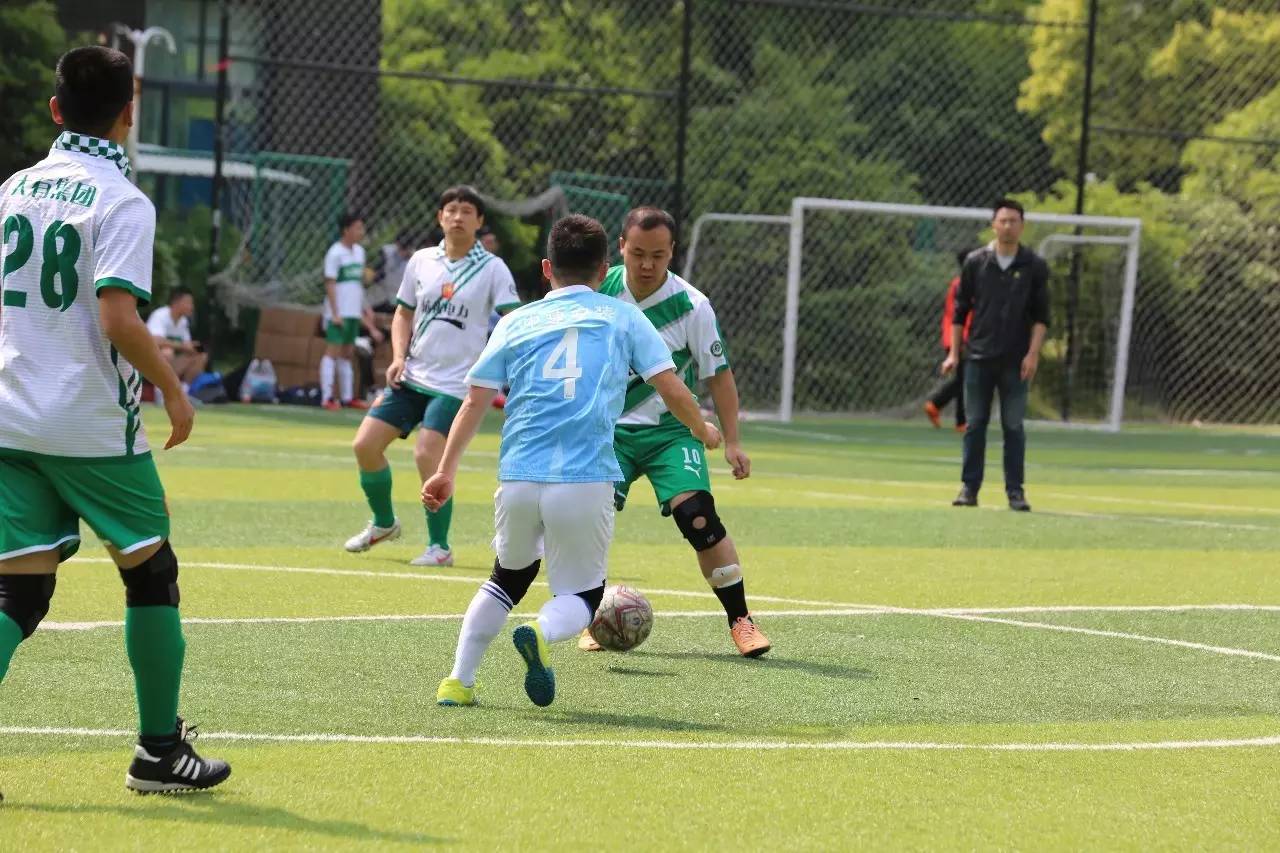 他们上演了一场杭州版实况足球，用爱搭起希望的桥梁！