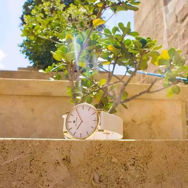 年轻的女人戴什么手表好,年轻人戴什么手表比较好女士