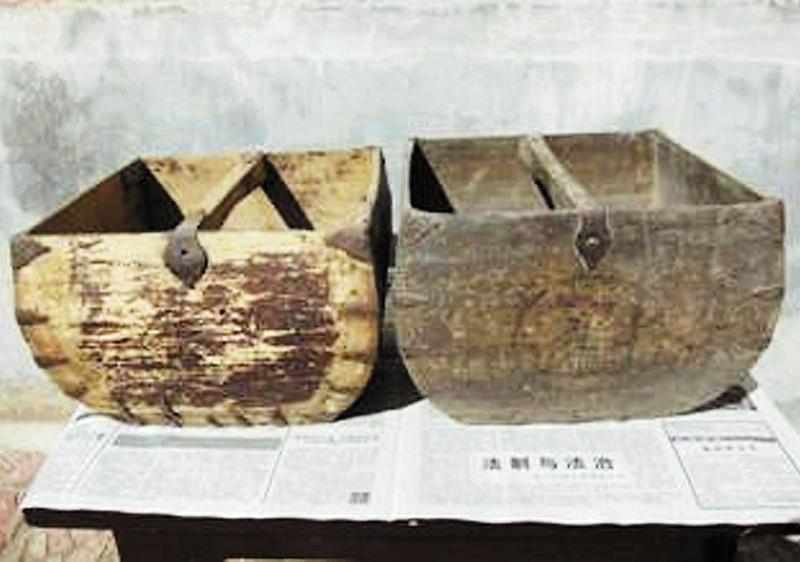 我家的*物文**最不起眼的斗银锁牌和绸围嘴