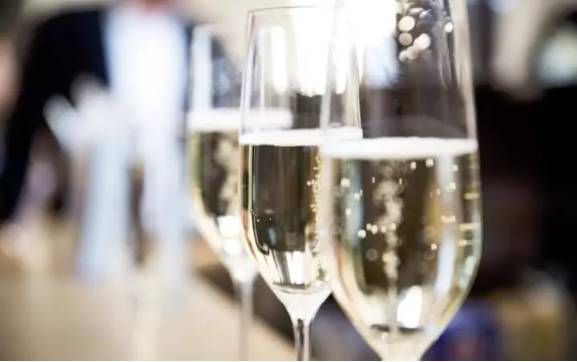 英汉语言中的性别歧视及分析论文,下列句子中哪一句有性别歧视倾向