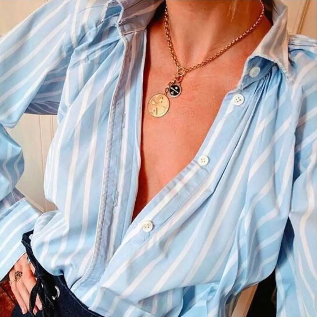 最近杨幂在机场现身变化让人惊讶,杨幂把机场当个人t台秀