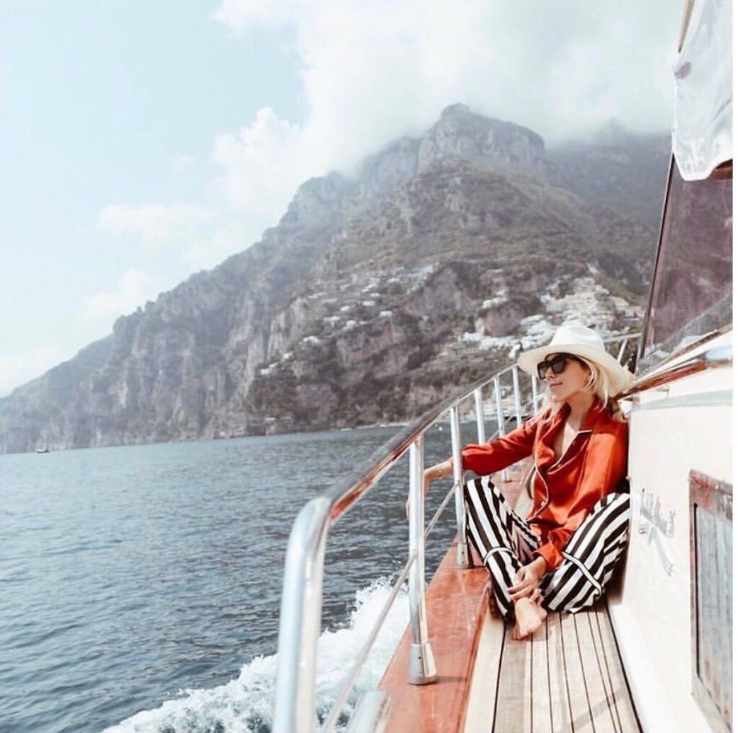 最近杨幂在机场现身变化让人惊讶,杨幂把机场当个人t台秀